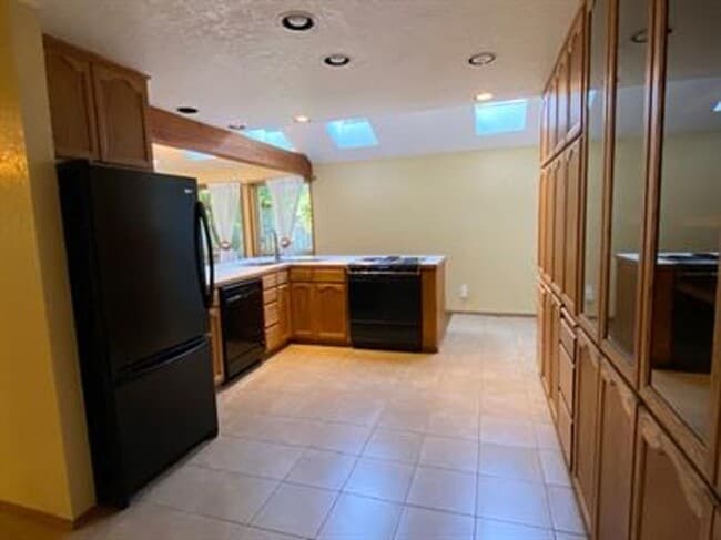 Building Photo - 823 SW Castilian Dr