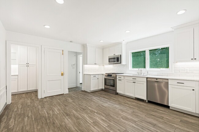 Building Photo - 30 Park Dr N