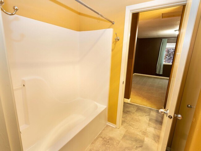 Building Photo - Bright & Spacious 2-Bedroom End Unit Townh...