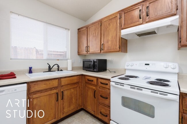 Building Photo - Short term fully furnished 3-bedroom 2 bat...