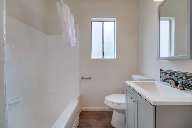 Building Photo - Classic Courtyard Building on Venice Blvd – Secure, Convenient, Pet-Friendly