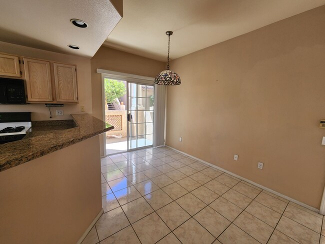 Building Photo - Fabulous First Floor Condo!