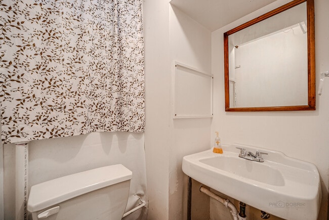 Building Photo - 662 Greenview Pl