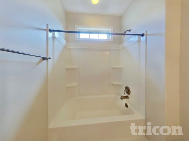 Building Photo - 910 Deepwood Ct
