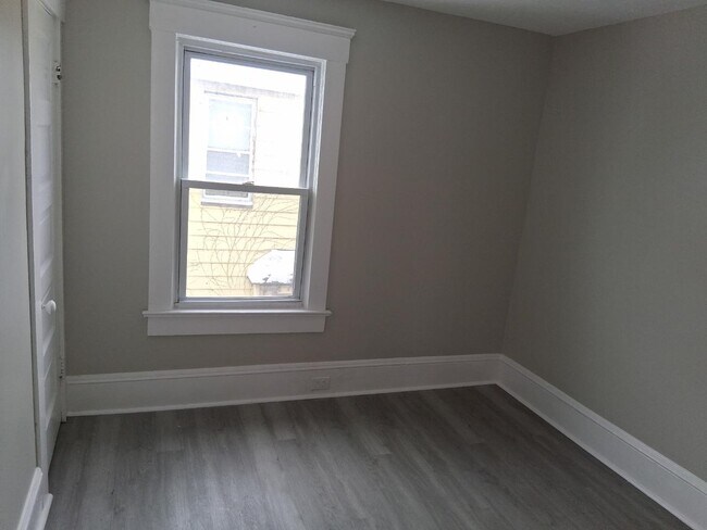 Building Photo - 1337 E 84th St