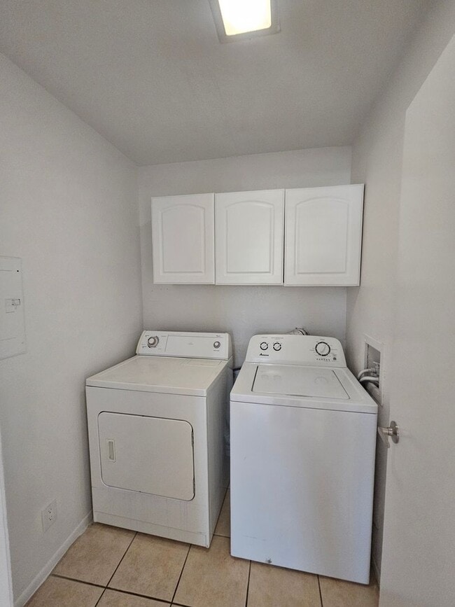 Building Photo - Dobson and University- 2 bedroom condo- full size w/d