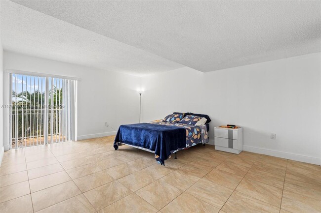 Building Photo - 9375 Fontainebleau Blvd