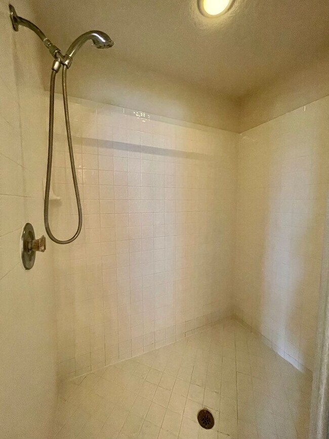 Building Photo - LARGE AND SPACIOUS 4/3 HOME IN EAST ORLANDO WEDGEFIED COMMUNITY