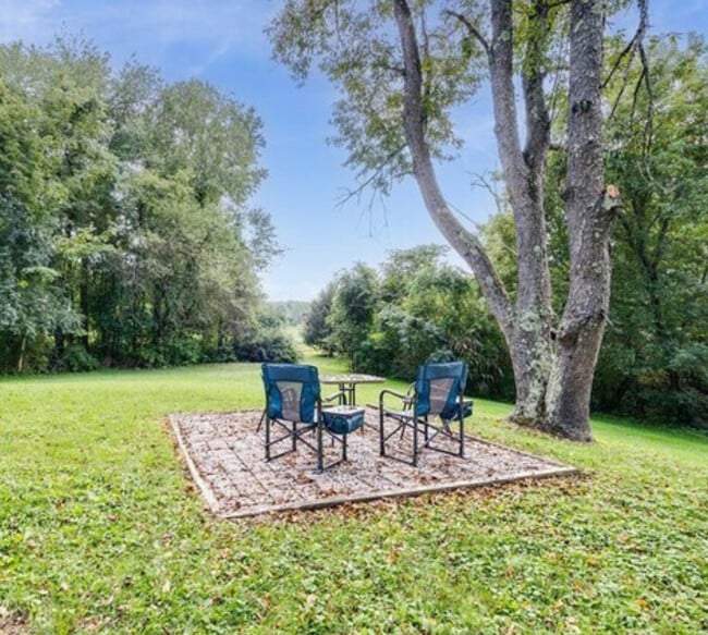 Building Photo - 263 S Quaker Ln