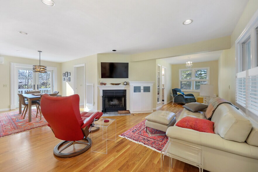 Living area - 12 Applewood Ln