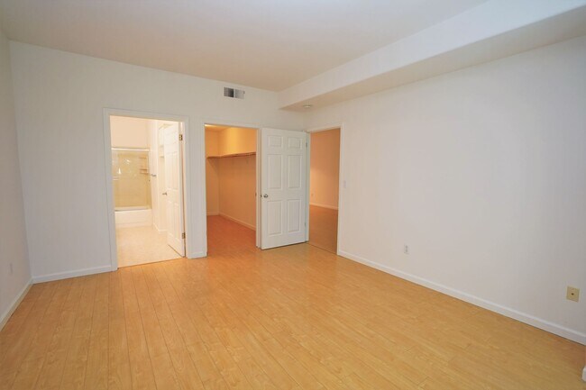Building Photo - Beautiful & Spacious Condo in Desirable Sunnyvale Location!
