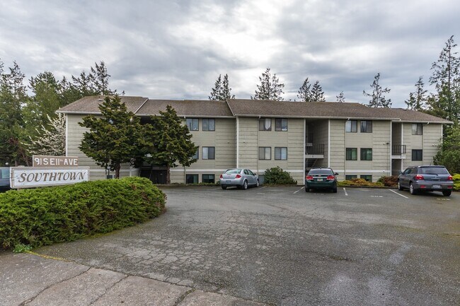 Building Photo - 2 Bed 1 Bath Condo in town