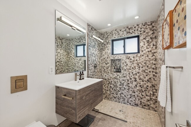 Building Photo - Newly Built Home With Loft in Downtown Palo Alto