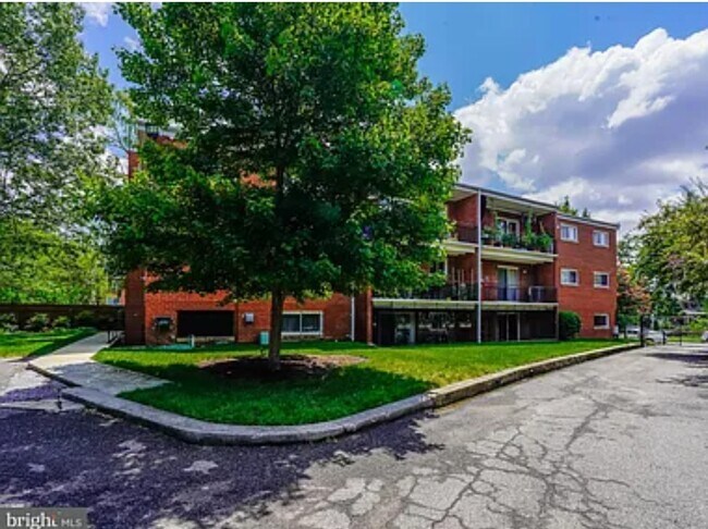 Quiet, well-maintained building and community - 1384 Bryant St NE