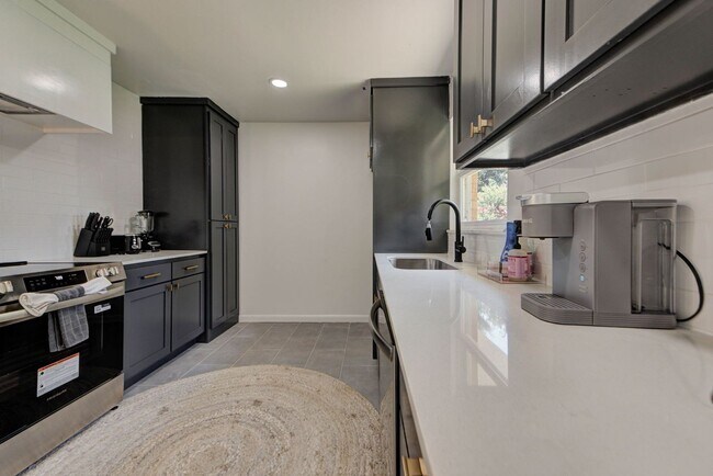 Building Photo - Fully Renovated 4 Bed, 2 Bath Just Minutes from Campus