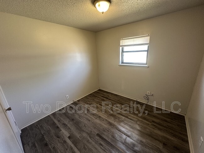 Building Photo - 729 NE 37th St