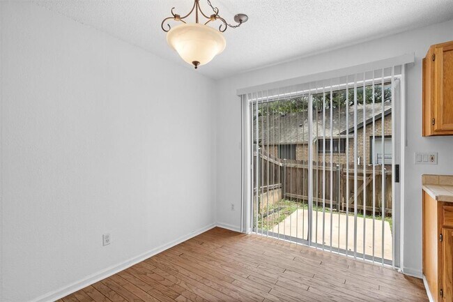 Building Photo - 1015 E Yager Ln