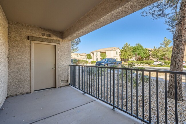 Building Photo - GATED 1ST FLOOR 2 BED, 2 BATH TOWNHOME IN ...