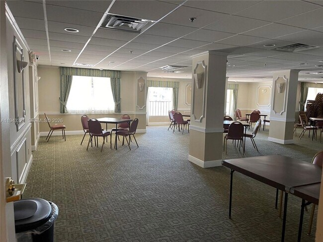 Building Photo - 1831 Sabal Palm Dr