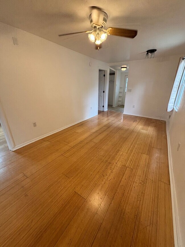 Building Photo - Move in Special half off first months rent - 3 bedroom 1 bath home in Sarasota