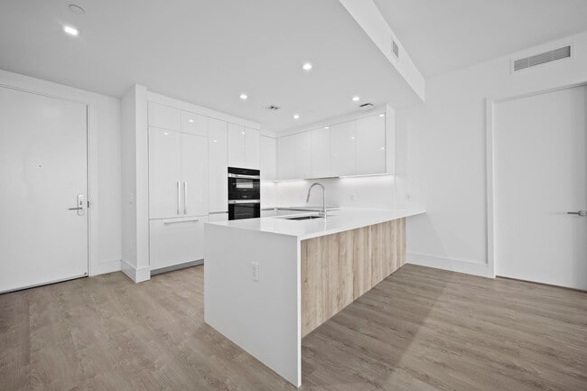 Building Photo - 220 Lake Shore Dr