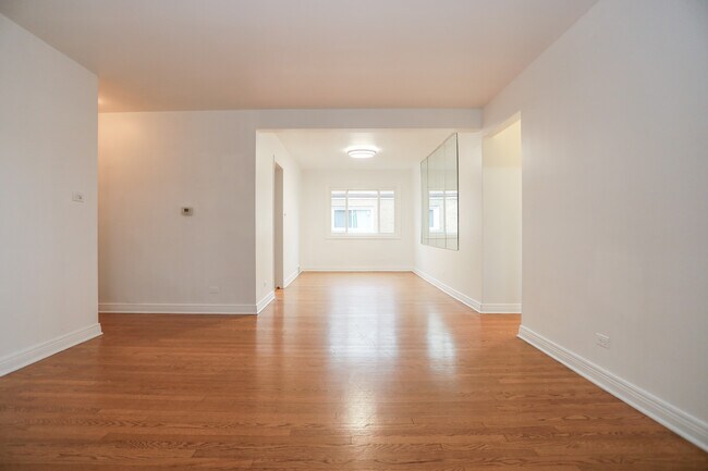 Building Photo - 2754 W Berwyn Ave