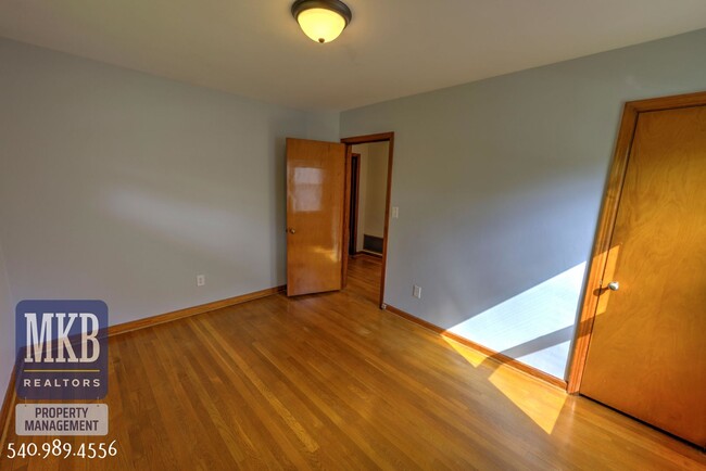 Building Photo - 3 Bedroom, 1 Bath, Ranch Located in NW Roa...