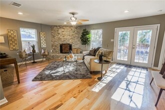 Building Photo - 407 W Odell St