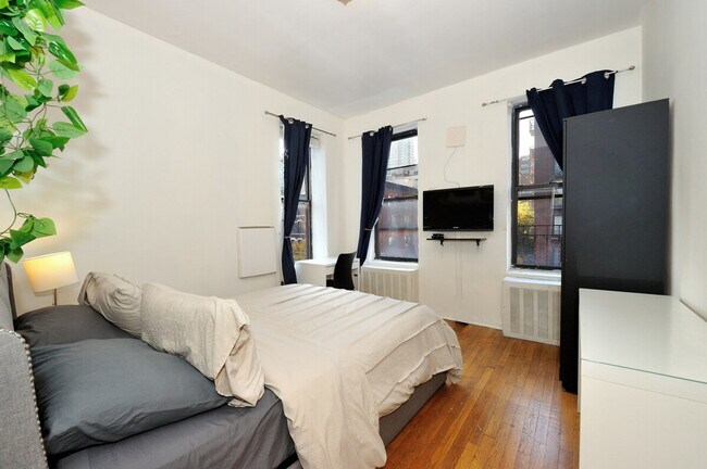 Building Photo - 201 E 89th St