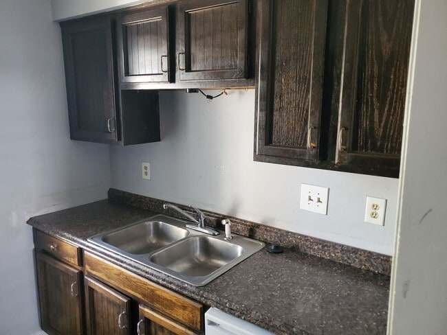 Building Photo - Just REDUCED Beautiful Townhouse Near Hwy 385