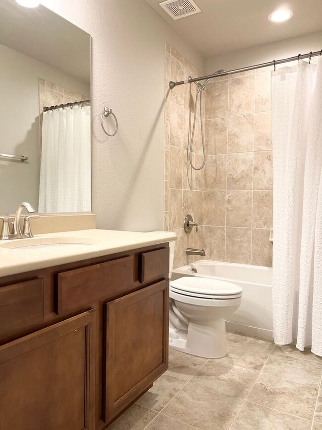 Building Photo - 5 Bedroom/4 Bathroom Ranch Style Home Loca...
