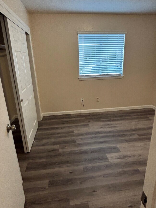 Building Photo - 9606 Benthos Dr