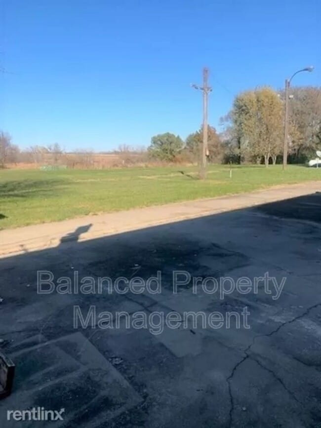 Building Photo - Nice, large, mobile home on outskirts of T...