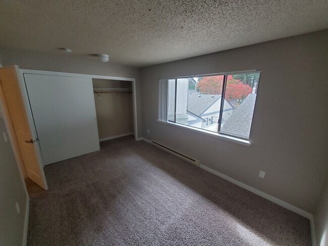 Building Photo - 2 Bed Room 2 Bath 2 Car Garage