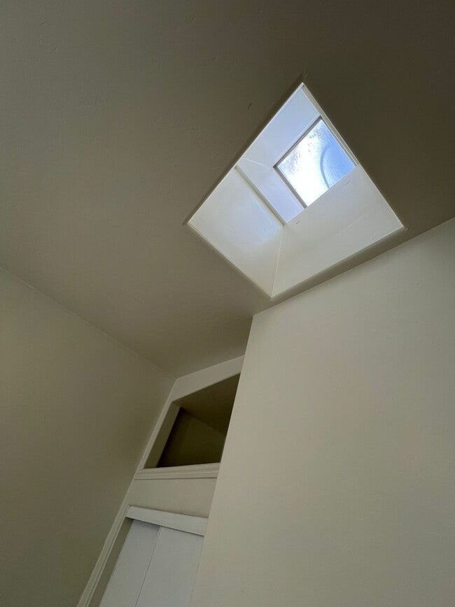 Building Photo - Charming 1BR/1BA w/Private Yard.  A Few Blocks From The Beach!