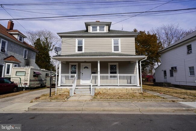 Building Photo - 305 E Pine St