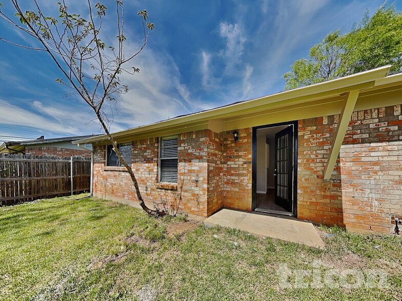 Building Photo - 902 Woodbrook St