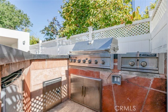 Building Photo - 528 Spencer St