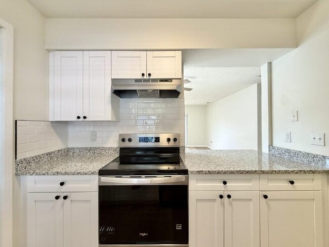 Building Photo - 5212 Peach Ave