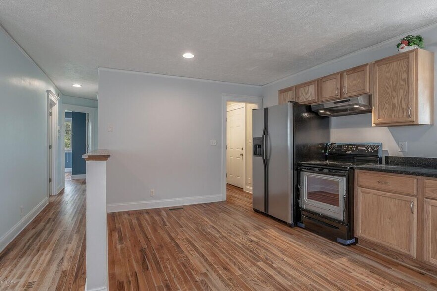 Building Photo - 210 N 10th St