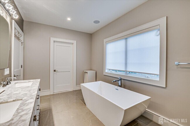 Building Photo - 3979 Park Ave