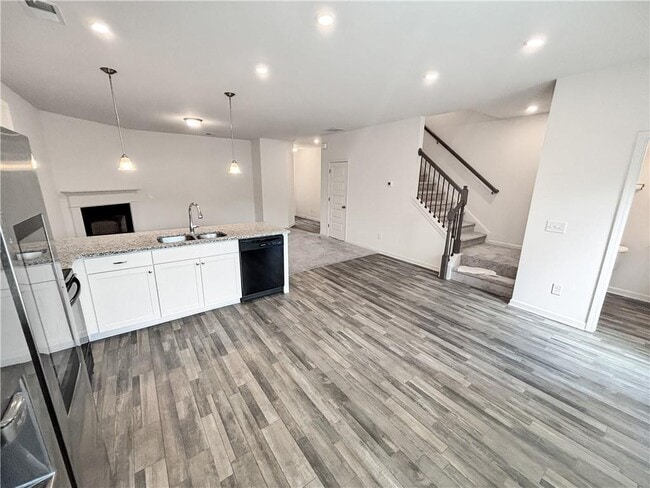 Building Photo - 5784 Silver Lk Dr