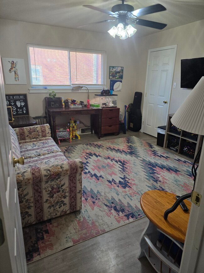 Building Photo - 1004 W Yucca Ave