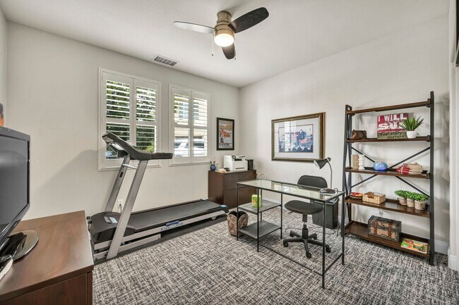 Building Photo - FULLY FURNISHED home with all utilities included and flexible lease options available.