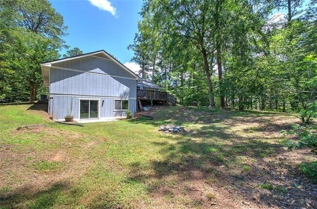 Building Photo - 3410 Holliglen Dr