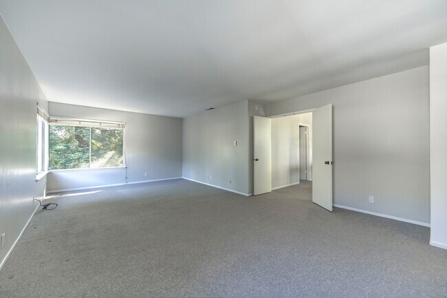 Building Photo - STUNNING 4BD / 2.5BTH SINGLE FAMILY RIGHT ...