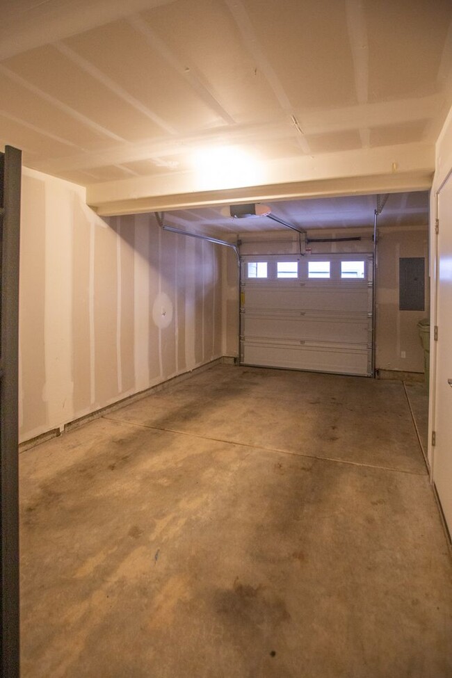 Building Photo - New Price !! Move In Special !! 2 Master S...