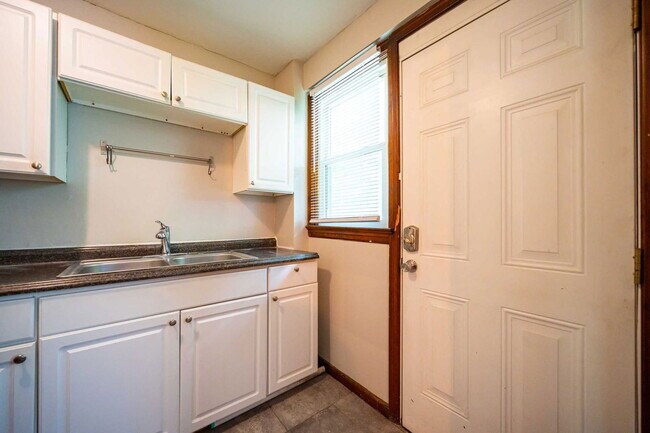 Building Photo - 213 E Hudson St