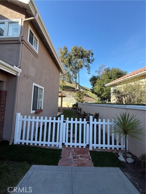 Building Photo - 17 Pastora