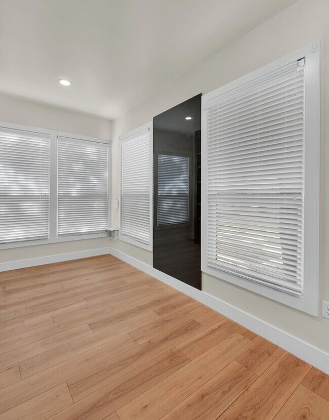 Building Photo - Beautiful 3 bedroom / 3 bath house available now!